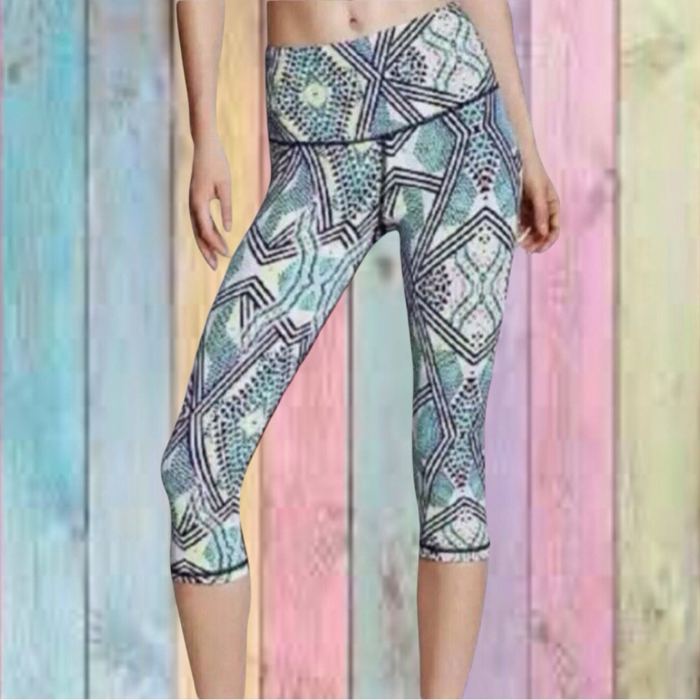 Victoria’s Secret Sport Knockout Multicolor Geometric High Waist Crop Leggings
